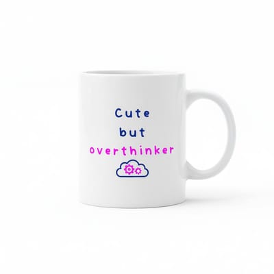 Schattige Tekst Koffiemok “Cute but Overthinker” – Grappige Humor Mok over Overdenken – Keramische Koffiebeker 330 ml
