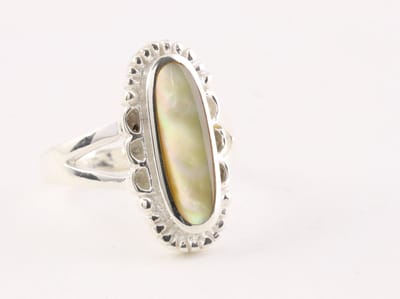 Langwerpige bewerkte zilveren ring met goudkleurige schelp - maat 17