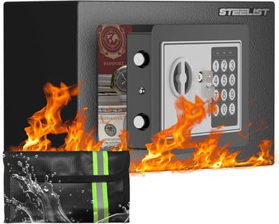 Kleine kluis met elektronisch cijferslot en sleutel voor veilig opbergen