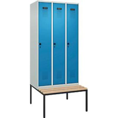 C+P Evolo Plus garderobekast, 3 vakken, 300 mm vakbreedte, met bank eronder, B 900 x D 815 x H 2120 mm, draaischroef, lichtgrijs/lichtblauw