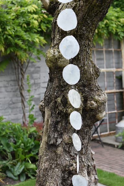 Capiz slinger / hanger ByBazz Naturel 190 cm - ruwe schelpenslinger - Decoratie - Ibiza / Boho - wanddecoratie schelpenhanger - Capiz woonslinger - Capiz hanger.