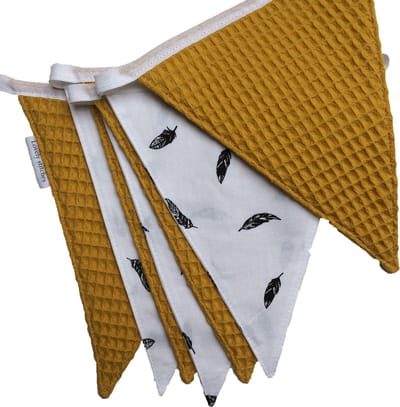 Stoffen vlaggenlijn - Veren - Okergeel - Wafelkatoen - 7 vlaggetjes - babykamer