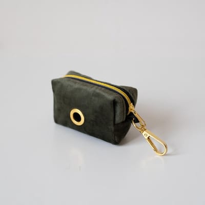 Pip & Palms - Honden Poepzakjeshouder Velvet Groen - 9x5x5 cm - Incl. rol poepzakjes - Met Ritssluiting - Poepzakhouder - Poepzakjesdispenser