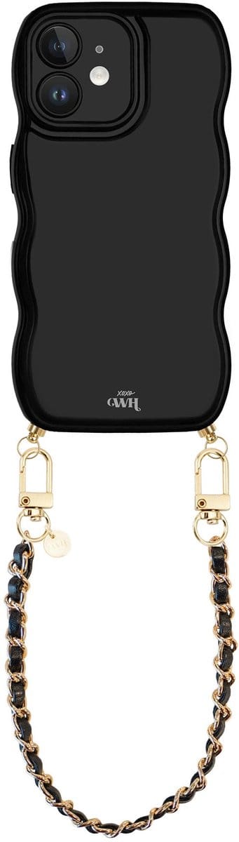 xoxo Wildhearts Glossy Wavy Cord Case Black - Geschikt voor iPhone 12 - Classic Chain - Kort koord - Glimmend telefoonhoesje met golven - Hoesje met koord - Zwart met gouden ketting - Telefoonkoord - Korte variant koord