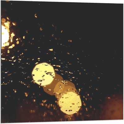 Dibond - Lampjes bij Regendruppels - 80x80cm Foto op Aluminium (Met Ophangsysteem)