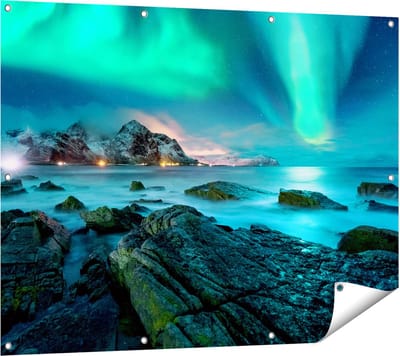 Gards Tuinposter Noorderlicht boven het Water bij Rotsen - 120x90 cm - Tuindoek - Tuindecoratie - Wanddecoratie buiten - Tuinschilderij