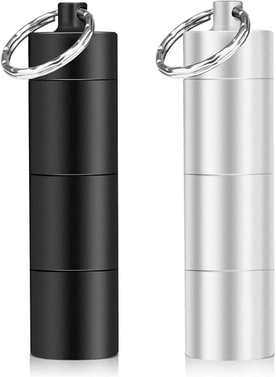2 stuks Pillendoosje - Medicatie Pillenkoker - Mini Pillendoos Sleutelhanger - Waterdichte Sleutelhanger - Waterproof Pill Case - Medicijnkoker - met 3 Compartimenten - Onderweg - 8 x 2 cm