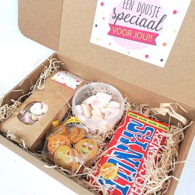 Chocolade cadeau box - Geschenkverpakking - Speciaal voor jou - Moederdag cadeau - Verjaardag - Geslaagd - Secretaresse dag - Dag van de zorg -Tony chocolonely - Emoji chocolade - hartjes -