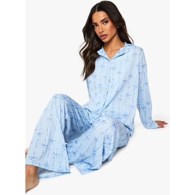 boohoo Dames Petite Pyjama Set met Strikprint: Langmouwen Shirt & Broek | Blue | Maat: 8