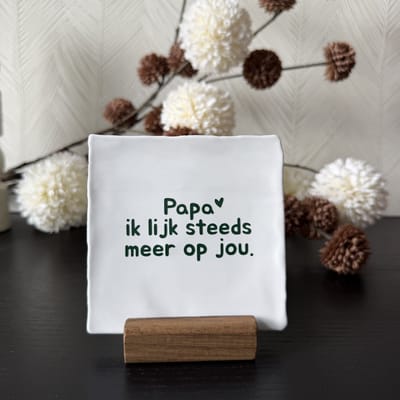 Vaderdag cadeau | Hartjespost | Tegeltje Papa ik lijk steeds meer op jou, wit, groen | tegeltjes met tekst | spreuktegel | tegeltjeswijsheden | vaderdag cadeau | cadeau voor hem | geschenk | liefde | Verjaardagscadeau | brievenbuscadeau |10x10