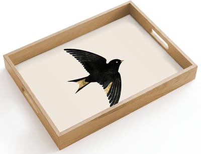 Dienblad hout 40x30 cm - Schootdienblad - Zwarte zwaluw - Gouden accenten - Lichte achtergrond - Borrelplank rechthoek - Plateau dienbladen