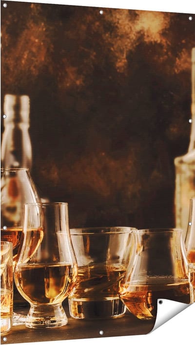 Gards Tuinposter Glazen met Sterke Drank - Flessen - 100x150 cm - Tuindoek - Tuindecoratie - Wanddecoratie buiten - Tuinschilderij