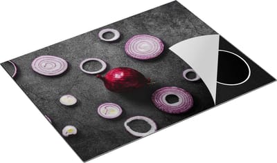 Chefcare Inductie Beschermer Gesneden Uien op een Zwarte Achtergrond - 77x59 cm - Afdekplaat Inductie - Kookplaat Beschermer - Inductie Mat