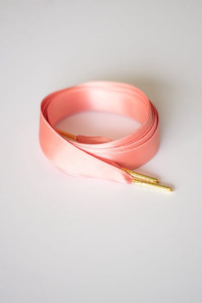 Schoenveters plat satijn luxe - koraal roze breed - 120cm met gouden stiften veters voor wandelschoenen, werkschoenen en meer