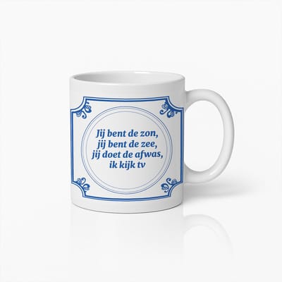Grappige Nederlandse Spreuk Mok 330ml – “Jij bent de zon, jij bent de zee, jij doet de afwas, ik kijk tv” – Humoristische Delfts Blauwe Koffiebeker Cadeau