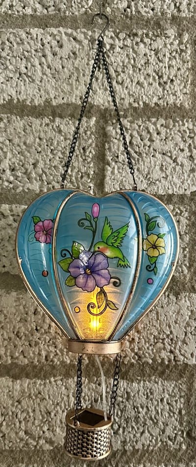 Decoratieve solarlamp hart met luchtballon " met flame LED " - Bloemen + Vogel print- kunststof - hangend model - hoogte 46 x 16 x 9.5 cm - Tuindecoratie - Tuinverlichting