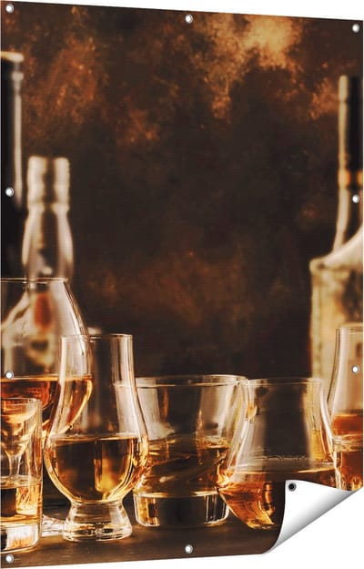 Gards Tuinposter Glazen met Sterke Drank - Flessen - 90x120 cm - Tuindoek - Tuindecoratie - Wanddecoratie buiten - Tuinschilderij