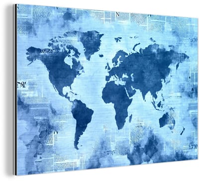 Aluminium schilderij 150x100 cm - Wanddecoratie metaal - Wereldkaart - Blauw - Krant - Metalen muurdecoratie woonkamer - Decoratie industrieel - Foto op dibond - Industriële accessoires slaapkamer