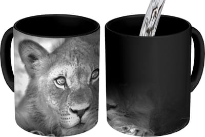 Magische Mok - Foto op Warmte Mokken - Koffiemok - Wilde dieren - Leeuw - Natuur - Zwart - Wit - Magic Mok - Beker - 350 ML - Theemok