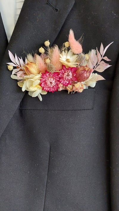 Trendy en stijlvol zakboutonnière voor bruidegom met gedroogde bloemen, boutonnière bruidegom, corsages bruidegom
