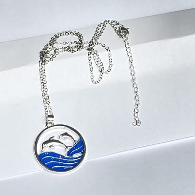 GoedeDoelen.Shop | Ketting Happy Dolphins | Dolfijnen Ketting | Dolfijn | Ocean Project | Ocean Clean Up | Cadeau | Unisex Ketting | Wellness-House