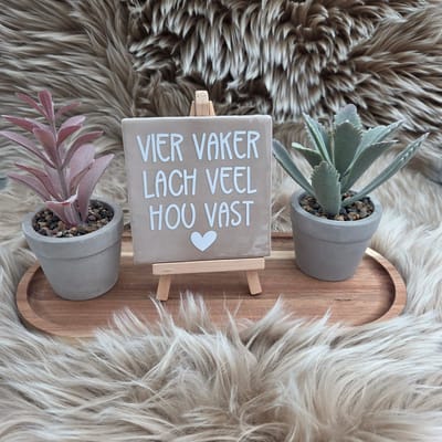 Robuust Wenstegeltje "Vier vaker lach veel" – Hip trendy tegeltje – 10x10 cm – Cadeau voor Nieuwe Woning, Housewarming of Gezinscadeau – Sfeervol en Persoonlijk - Vriend(in) - Zomaar – Trendy nu – Decoratief Tegeltje met Standaard – Cadeau Idee