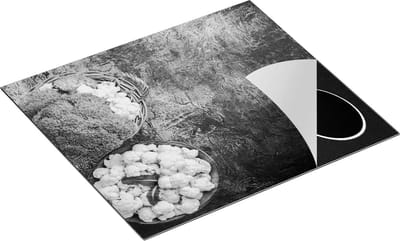Chefcare Inductie Beschermer Bloemkolen op een Grijze Tafel - Zwart Wit - 60x50 cm - Afdekplaat Inductie - Kookplaat Beschermer - Inductie Mat