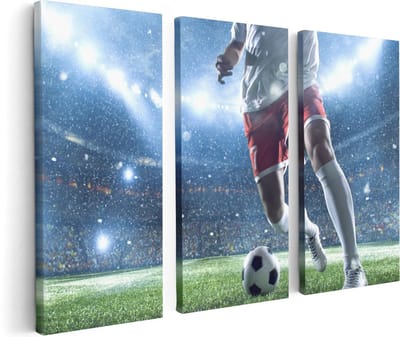 Artaza Canvas Schilderij Drieluik Voetbal Speler Met De Bal In Een Druk Stadion - 120x80 cm - Wanddecoratie Woonkamer - Schilderijen - Muurdecoratie