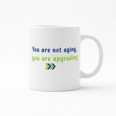 Je Wordt Niet Ouder, Je Wordt Geüpgraded Keramische Mok 330 ml – Grappige Verjaardag Quote Koffie- en Theemok