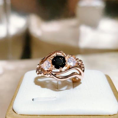 Modieuze Europese en Amerikaanse Mode Sieraden Bloemenlijnen Zwarte Zirkonia Ring voor Vrouwen Kleine en Mooie Hand Sieraden Serie No. 10 gray