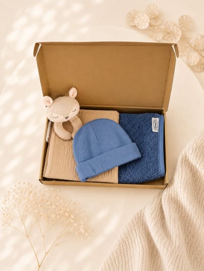 Kraampakket beige / blauw – Hydrofiele Knuffeldoek, Baby Mutsje & Slab – baby jongen – babyshower – Luxe Gouden Geschenkverpakking – Brievenbus Kraamcadeau