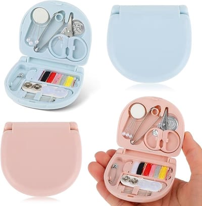 Famanu - 2 stuks Mini-reisnaaiset, draagbare naaiset met opvouwbare hoes voor dagelijks thuisgebruik en reizen, beginnersvriendelijke nood-naai-reparatieset, doe-het-zelf naaibenodigdheden (roze, blauw)
