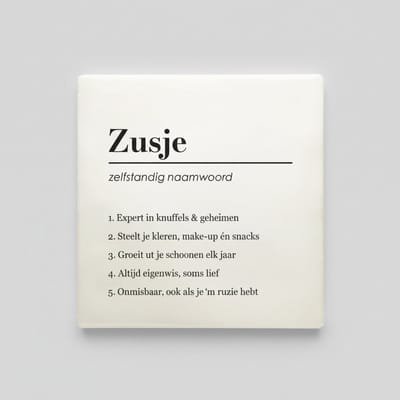 Grappige Definitie Keramische Tegel “Zusje” – Lief Familiecadeau met Betekenisvolle Tekst, Minimalistische Woondecoratie Tegel 15 x 15 cm