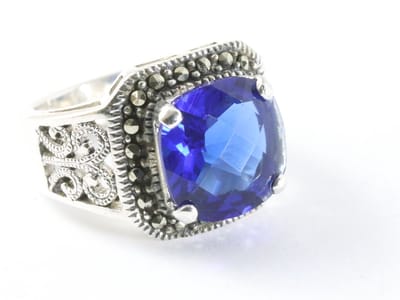 Opengewerkte zilveren ring met blauwe saffier en marcasiet - maat 16