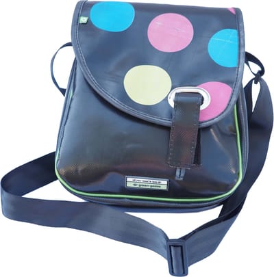 green-goose® Schoudertas Utakat | Zwart | 30x25x7 cm | Handtas van Upcycled Vrachtwagenzeil | Stevig en Duurzaam | Gerecycled Materiaal uit Europa