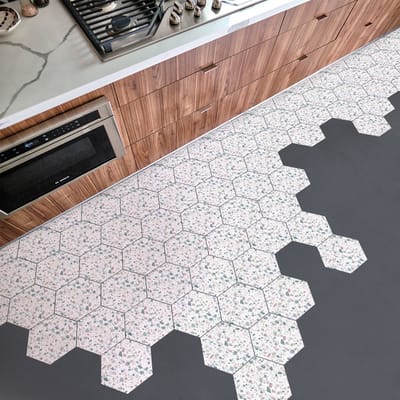 Antislip vloerstickers met beschermlaag - TERRAZZO NUCCIO tegels - 40x90cm - 10 zeshoekige stickers 20x18cm