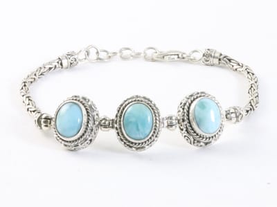 Traditionele bewerkte zilveren armband met larimar en koningsschakels