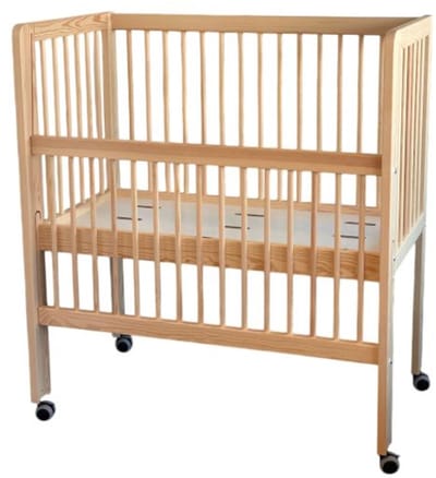 Verhoogd Ledikant -kinderopvang - crèebed – Natuurlijk hout met wieltjes – Veilig en praktisch babybed | Familidoo 100 x 50 cm