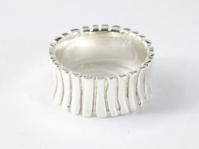 Bewerkte zilveren ring met ribbels - maat 17