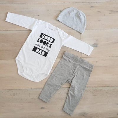 Baby rompertje met tekst cadeau papa geboorte unisex jongen of Meisje Setje 3-delig newborn | maat 50-56 | grijs mutsje en broekje en romper lange mouw wit met zwarte tekst good looks just like my dad | eerste Vaderdag liefste allerliefste