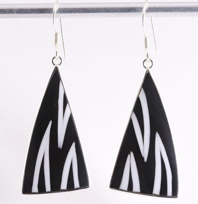 Lange zilveren oorbellen met zebra schelp