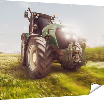Gards Tuinposter Tractor op het Gras - Trekker - 150x120 cm - Tuindoek - Tuindecoratie - Wanddecoratie buiten - Tuinschilderij