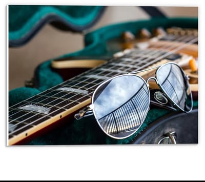 Forex - Gitaar met Zonnebril - 40x30cm Foto op Forex