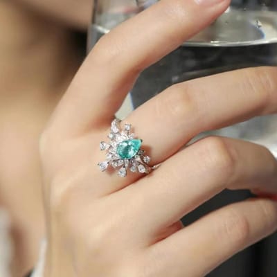 Bague en pierre de luxe, trésor aux couleurs brillantes, pour femmes, gros plan, haut de gamme, entièrement sertie de diamants, tempérament doux No. 10 black