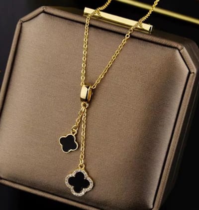 elegante inspired necklace - luxe ketting met klaver - mooie details en zwarte inleg - kleur goud - gold - cadeau moeder vriendin