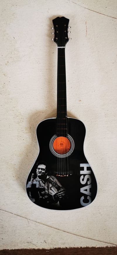 Johnny Cash Miniatuur Gitaar Akoestisch Model – Houten Country Rock Rebel Decoratie met Standaard – Luxe Man in Black Merchandise – 25 cm Hoog – Stoer Cadeau voor de Man