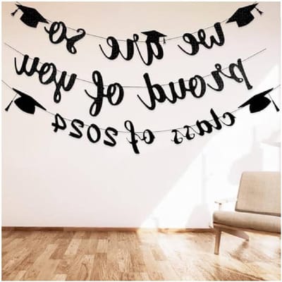 Glückwunsch Abschluss Deko - Abschluss Dekoration We Are So Proud of You Class of 2024 Banner Schwarz Graduierung Wimpelkette für Abschlussfeier Familienabschlussfeier