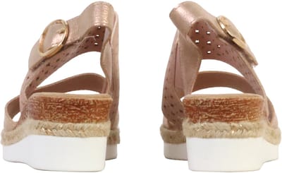 Sandalen met plateauzool en riempje
