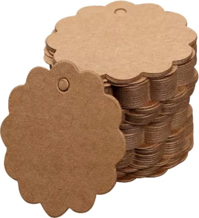 Labels naturel bloem - 4x4 cm. - 100 stuks - stevig karton - met voorgestanst gaatje - prijslabels - cadeaulabels - winkels - geschulpte rand