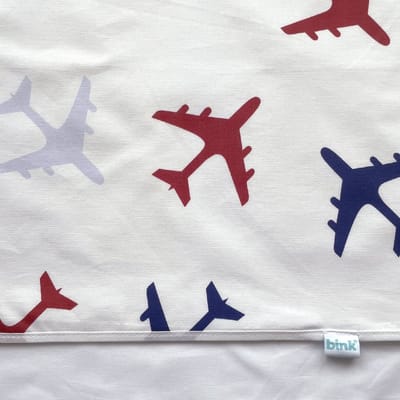 BINK Bedding Ledikantlaken Planes Blauw 100 x 150 cm - laken voor ledikant - lakentje - babylaken - vliegtuig - donkerblauw - lichtblauw - rood - wit